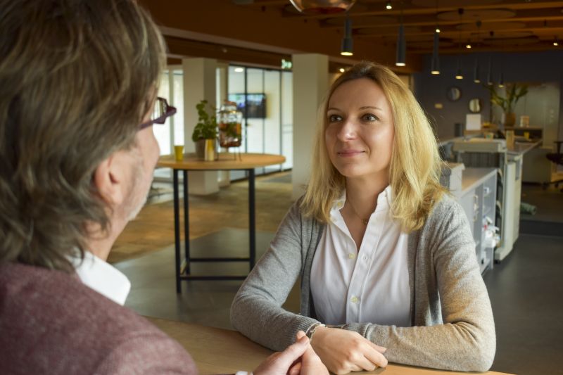 Arbeidsdeskundigen in gesprek op kantoor